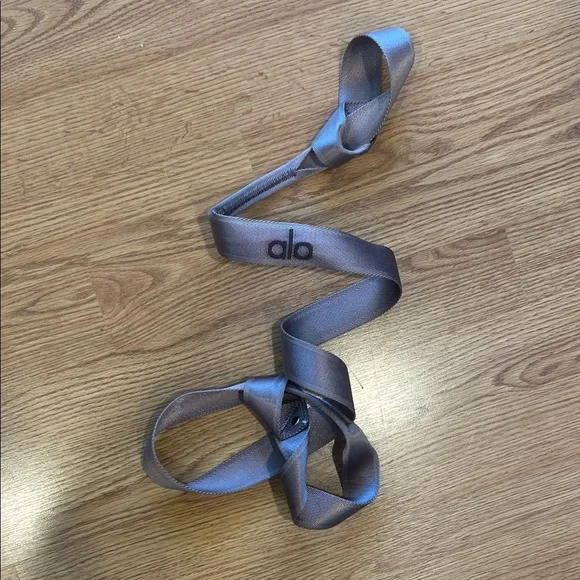 Alo Yoga Strap in Mauve - Picture 1 of 4